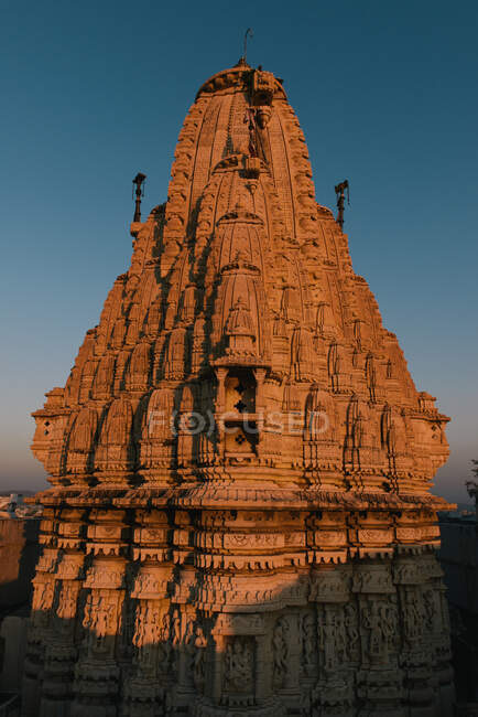 Деталь храму Яйн у сутінках, Удайпур, Раджастхан, Індія — стокове фото