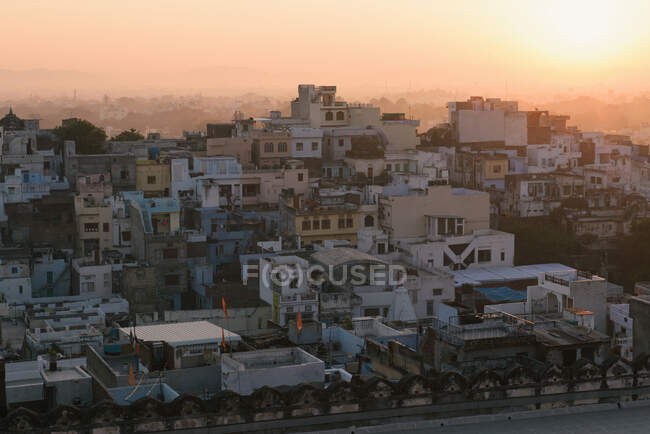 Blick auf den Stadtpalast bei Sonnenuntergang, Lake Pichola, Udaipur, Rajasthan — Stockfoto
