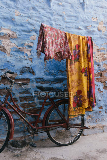 Велосипед и стирка on line, Старый голубой город, Джодхпур, Раджастан — стоковое фото