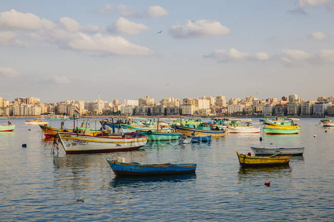 Barcos en puerto, Alejandría, Egipto - foto de stock