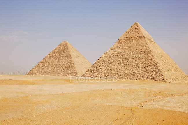 Великая пирамида и пирамида Хафре, Гиза, Египет — стоковое фото