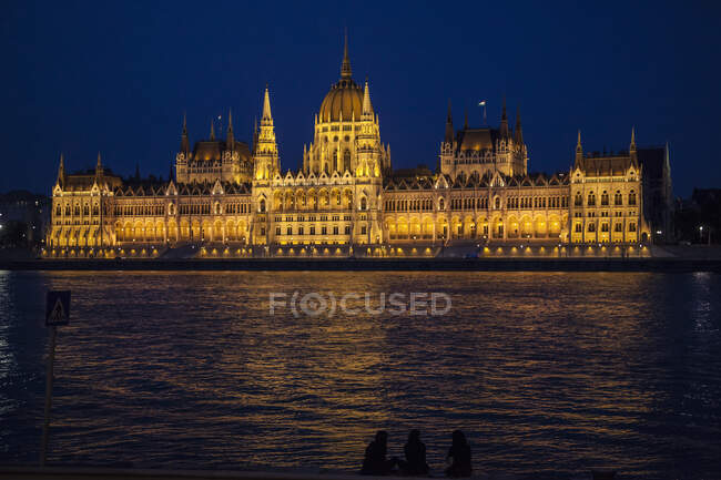 Edificio del Parlamento por la noche, Budapest, Hungría - foto de stock