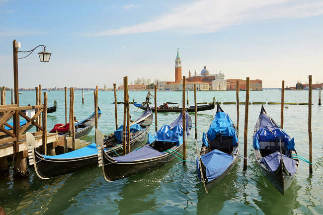 Gondolas in front of  San Giorgio Maggiore, Venice, Veneto, Ital — Stock Photo
