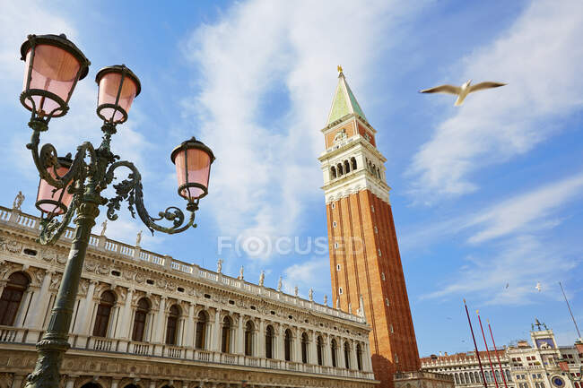 Vista en ángulo bajo de la Plaza de San Marcos, Venecia, Véneto, Italia - foto de stock