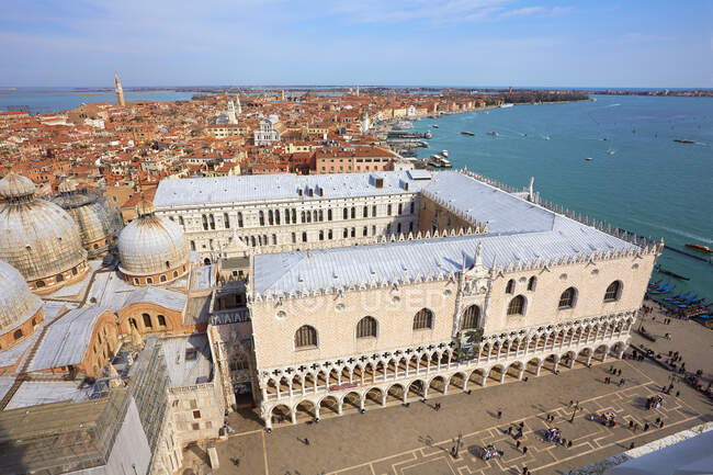 Blick von oben auf die Stadt und die Markusbasilika, Venedig, Venetien — Stockfoto