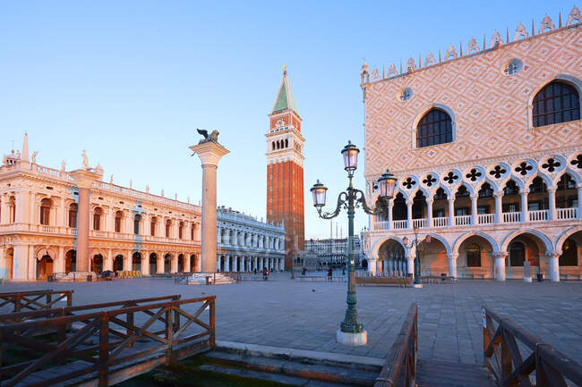 Vista de la Plaza de San Marcos al amanecer, Venecia, Véneto, Italia - foto de stock