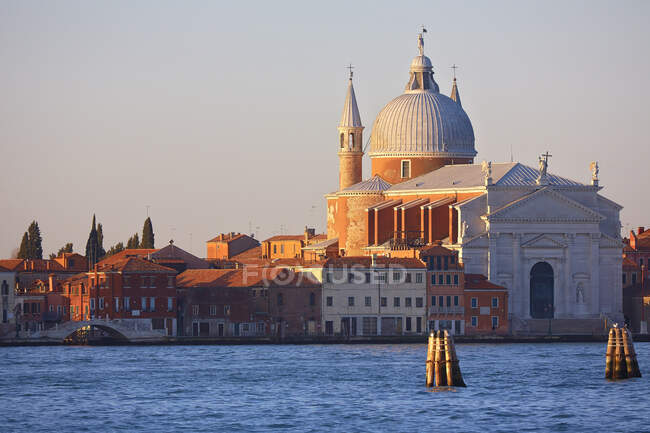 Vista de Santa Maria della Salute al amanecer, Venecia, Veneto, Italia - foto de stock