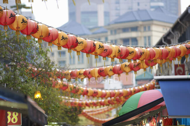 Detalle de linternas chinas en puestos de mercado, Singapur - foto de stock