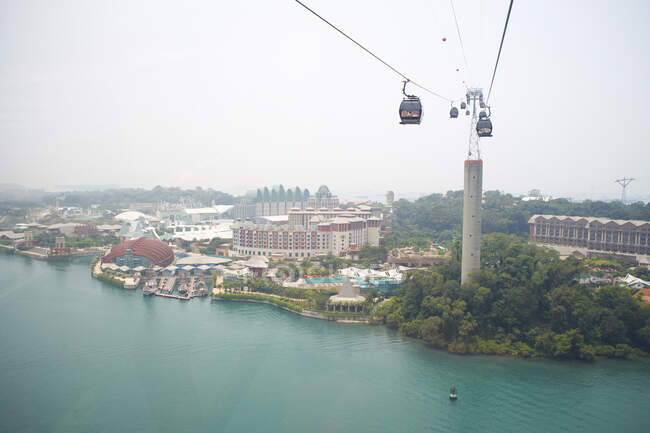 Vista elevada de los teleféricos sobre el paseo marítimo, Singapur - foto de stock