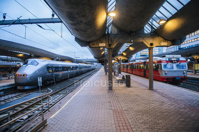 Trains en gare, Oslo, Norvège — Photo de stock