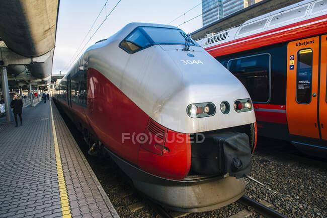 Train en gare, Oslo, Norvège — Photo de stock
