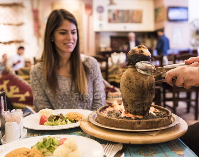 Une jeune femme se fait servir à manger au restaurant, Istanbul, Turquie — Photo de stock