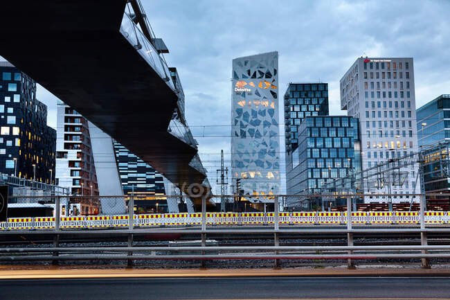 Código de barras Edifícios e passarela, Oslo, Noruega — Fotografia de Stock