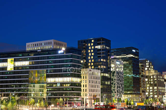 Edificios de código de barras por la noche, Oslo, Noruega - foto de stock