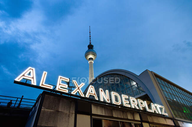 Berlin television tower, Alexanderplatz, Berlin, Alemania - foto de stock