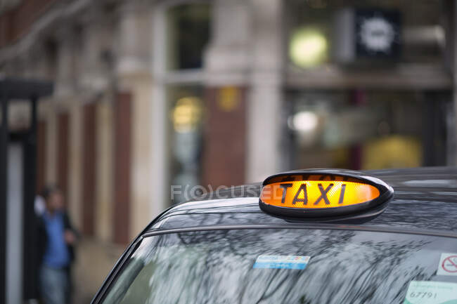 Táxi preto, Londres, Inglaterra, cortado — Fotografia de Stock