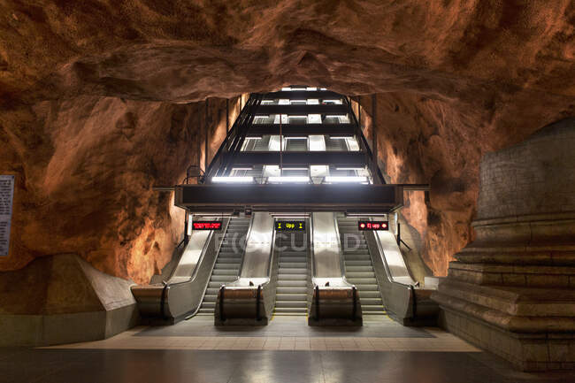 Escalera mecánica en la estación de metro Radhuset, Estocolmo, Suecia - foto de stock