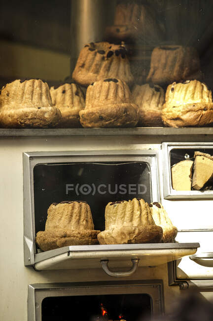 Pasteles recién horneados en el horno tradicional, Alsacia, Francia - foto de stock