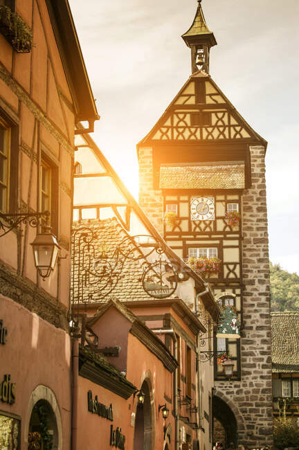 Quaint village street on route des vins d 'Alsace, Francia - foto de stock