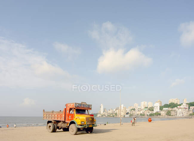 Грузовик припаркован на пляже, Мумбаи, Индия — стоковое фото