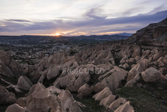 Вид з пагорба Актепе на заході сонця над Червоною Долиною, Національний парк Горем — стокове фото