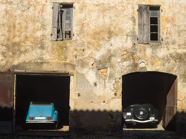 Cars parked in garage, Lacapelle Biron, Lot et Garonne, France — Stock Photo