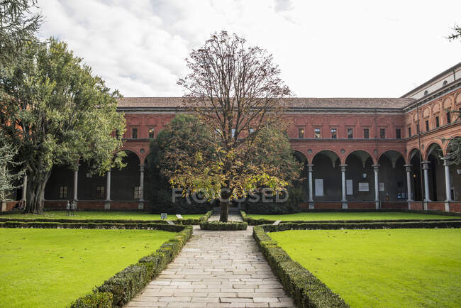 Jardin formel, Université catholique du Sacré-Cœur, Milan, Italie — Photo de stock