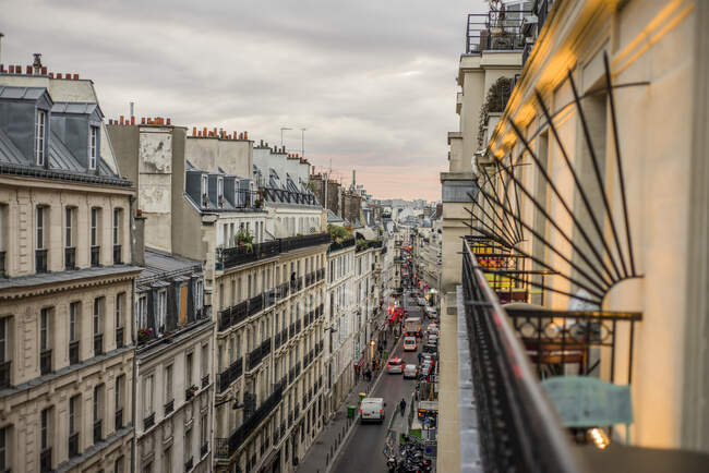 Vista desde el balcón, Montmartre, París, Francia - foto de stock