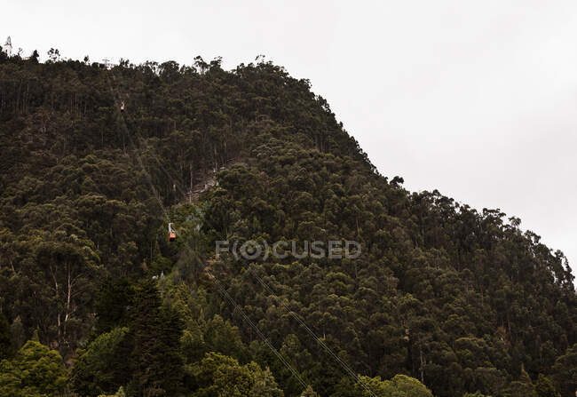 Вигляд на кабельне авто, що рухається вгору по горі Монсеррат у Боготі (Колумбія). — стокове фото