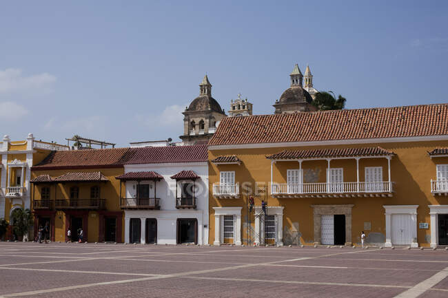 Вид на зовнішні будинки і міську площу (Картахена, Колумбія). — стокове фото