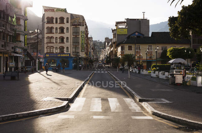 Vista iluminada da estrada e da rua em Banos, Equador — Fotografia de Stock