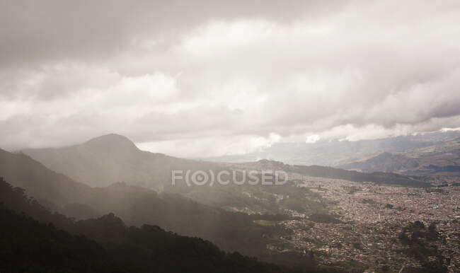 Vista lejana de Bogotá desde Monserrate, Colombia, América del Sur - foto de stock