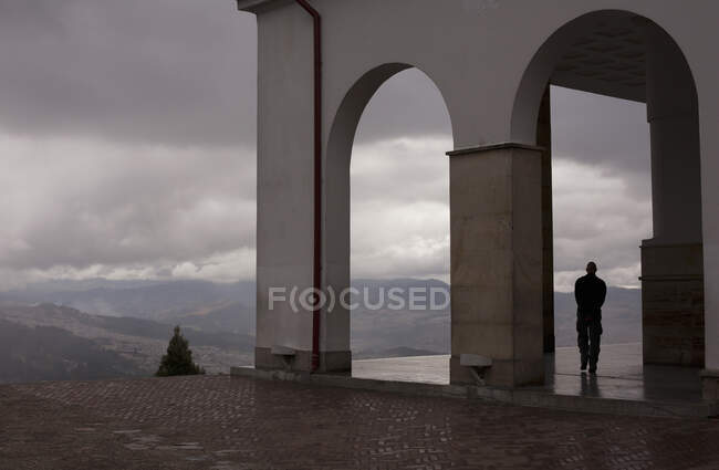 Silhueta de turista masculino olhando para fora da montanha Monserrate, — Fotografia de Stock