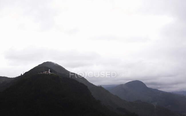 Вид на пагорб Гуадалупе з гори Монсеррат (Богота, Колумбія). — стокове фото