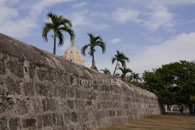 Vista del muro de piedra que rodea Cartagena, Colombia, América del Sur - foto de stock