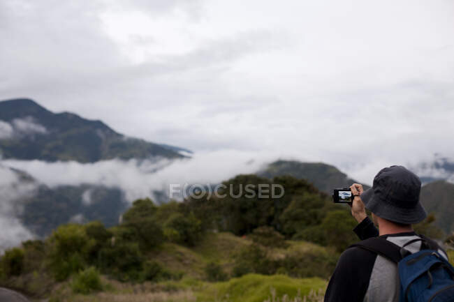 Turista fotografando vista distante da floresta tropical perto de Puyo, — Fotografia de Stock