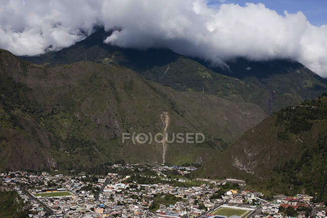 Blick auf Berge und ferne Stadtlandschaft, Banos, Ecuador — Stockfoto