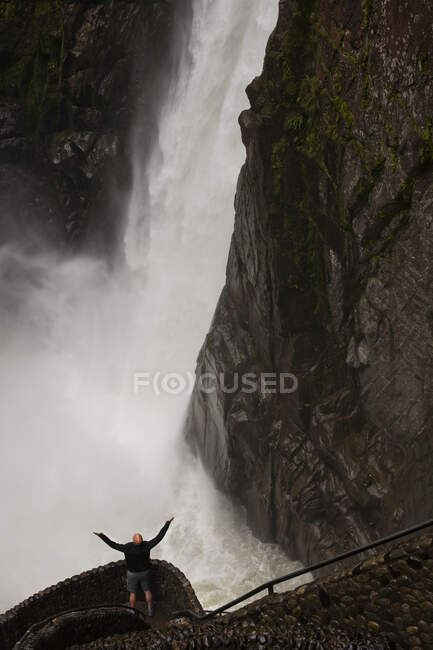 Vista de ángulo alto del turista masculino en la cascada de Pailon del Diablo, - foto de stock