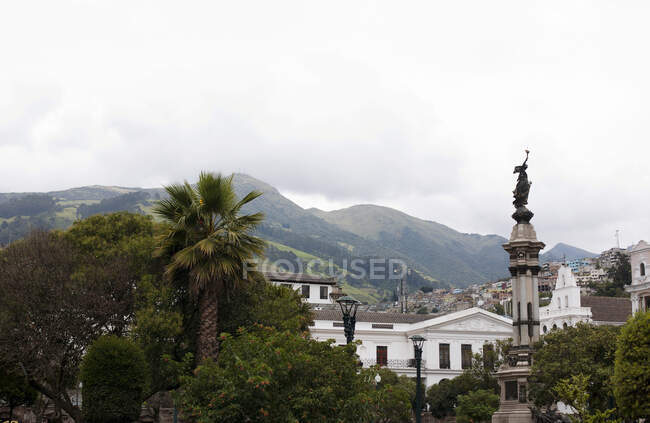 Vista elevada de la estatua de la plaza de la ciudad, Quito, Ecuador - foto de stock
