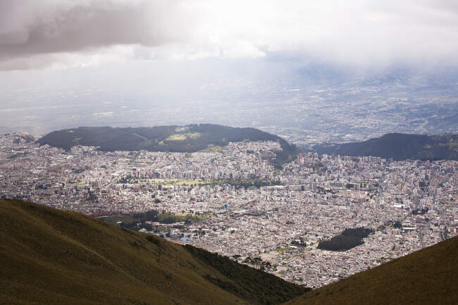 Високий кут огляду віддаленого міста Кіто (Еквадор). — стокове фото