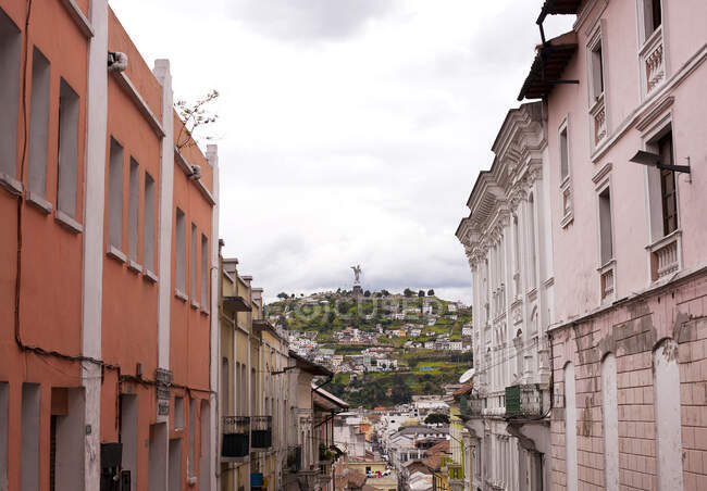 Вид на улицу и Деву Кито на холме Эль Панесильо, Кито — стоковое фото