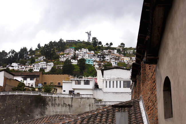 Вид на дахи і Virgen de Quito на пагорбі El Panecillo (Кіто). — стокове фото