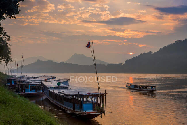 Coucher de soleil sur le Mékong à Luang Prabang, Laos — Photo de stock