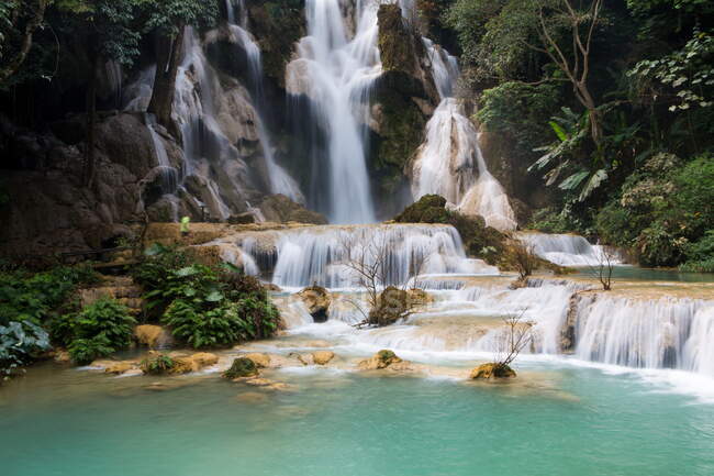 Vista de Kuang Si Falls, Luang Prabang, Laos - foto de stock