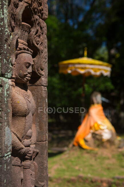 Avvicinamento della statua in pietra alle rovine Khmer del Wat Phou a Champ — Foto stock