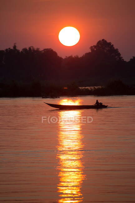 Puesta de sol sobre el río Mekong en Don Det, Laos - foto de stock