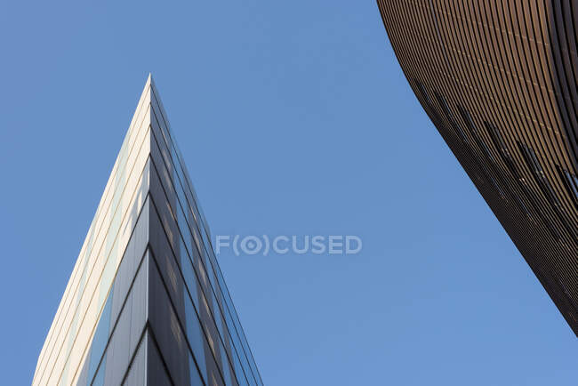 Vista ad angolo basso di architettura moderna e cielo blu, Di più Londra — Foto stock