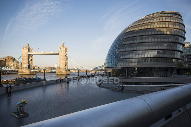 Vista da City Hall and Tower Bridge, Londres, Reino Unido — Fotografia de Stock