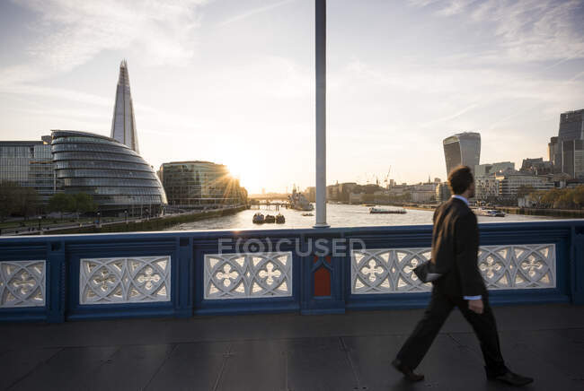 Veduta della City Hall e dello Shard dal Tower Bridge al tramonto, Londra — Foto stock