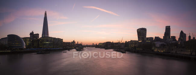 Silhouetted panoramic view of Thames river from Tower Bridge, London — Stock Photo